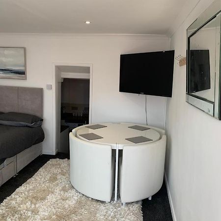 Beautiful Studio Apartment Milford Haven Luaran gambar