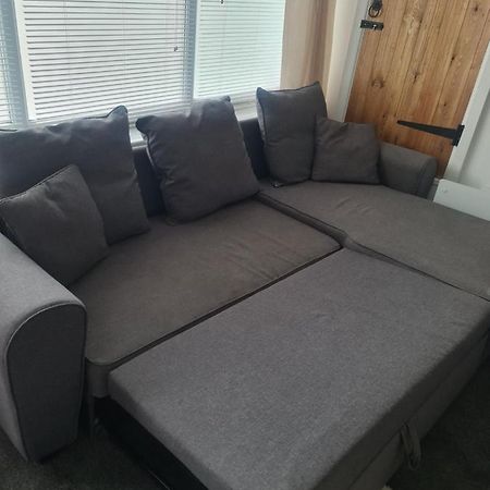 Beautiful Studio Apartment Milford Haven Luaran gambar