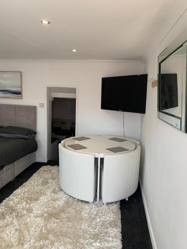 Beautiful Studio Apartment Milford Haven Luaran gambar