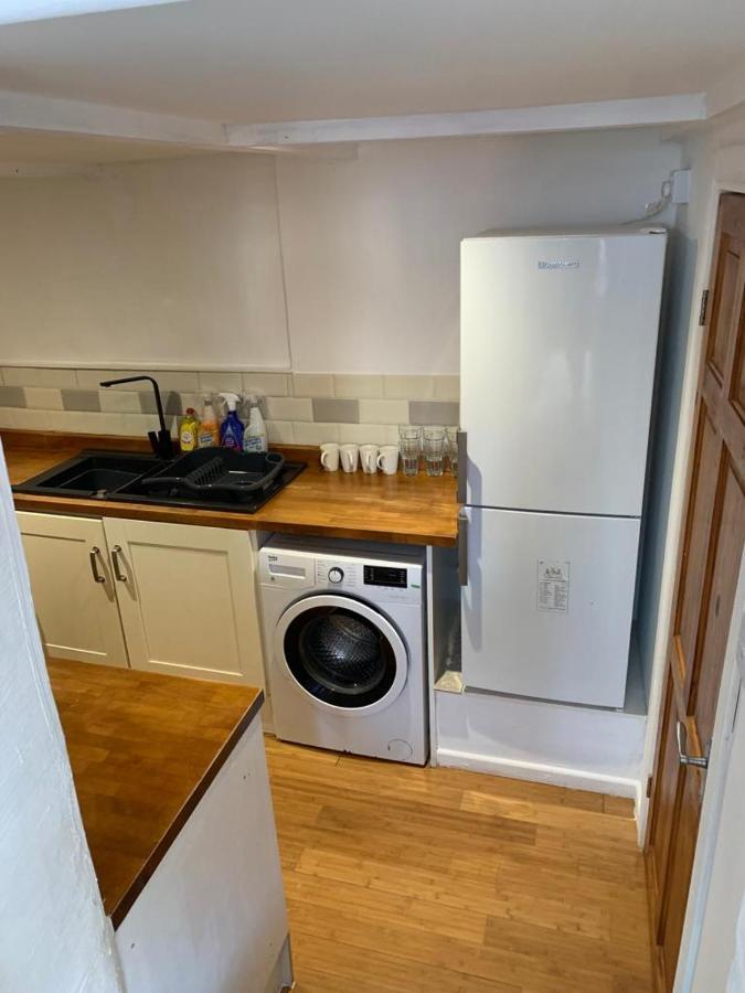 Beautiful Studio Apartment Milford Haven Luaran gambar
