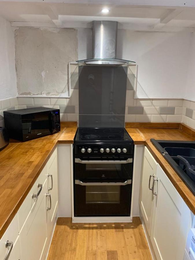 Beautiful Studio Apartment Milford Haven Luaran gambar