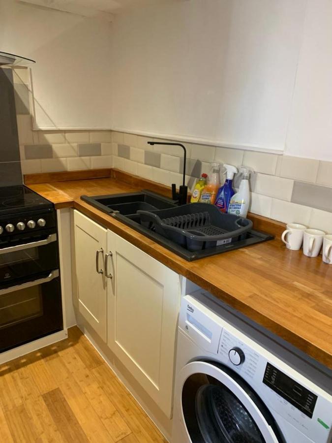 Beautiful Studio Apartment Milford Haven Luaran gambar