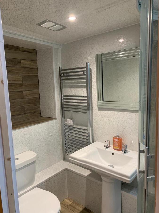 Beautiful Studio Apartment Milford Haven Luaran gambar