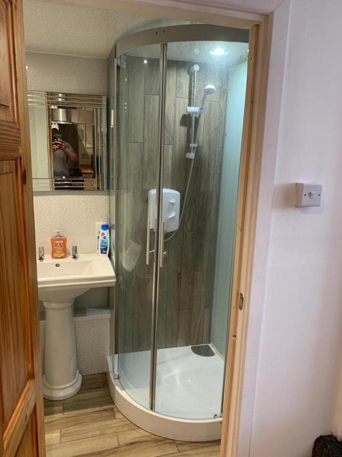 Beautiful Studio Apartment Milford Haven Luaran gambar