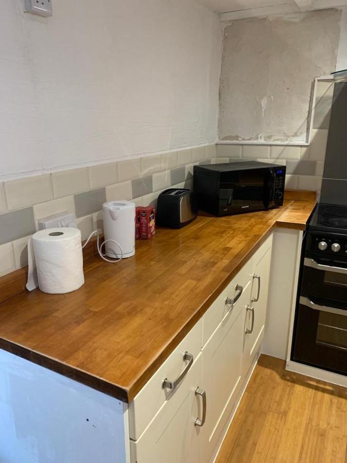 Beautiful Studio Apartment Milford Haven Luaran gambar
